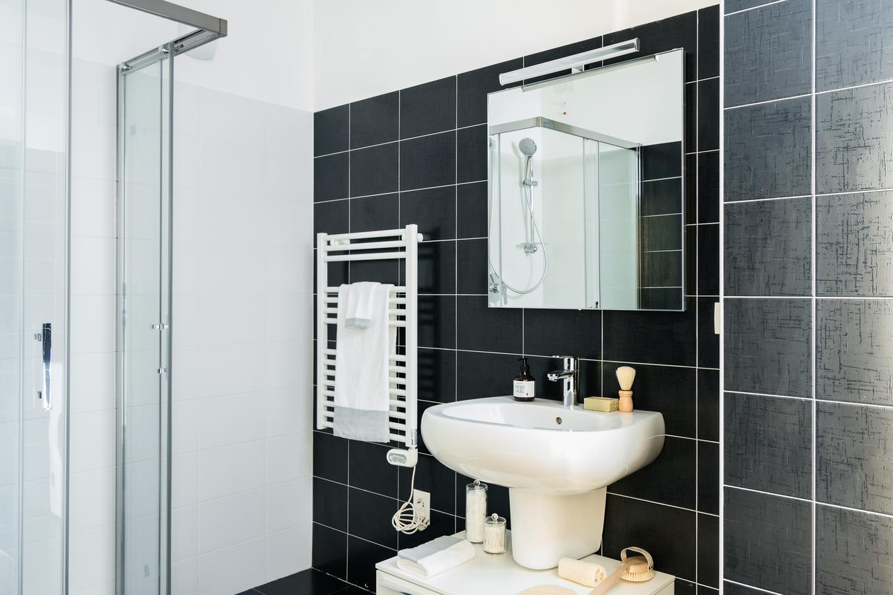 Joivy Sunny 1-Bed Flat With Balcony Lägenhet Milano Exteriör bild