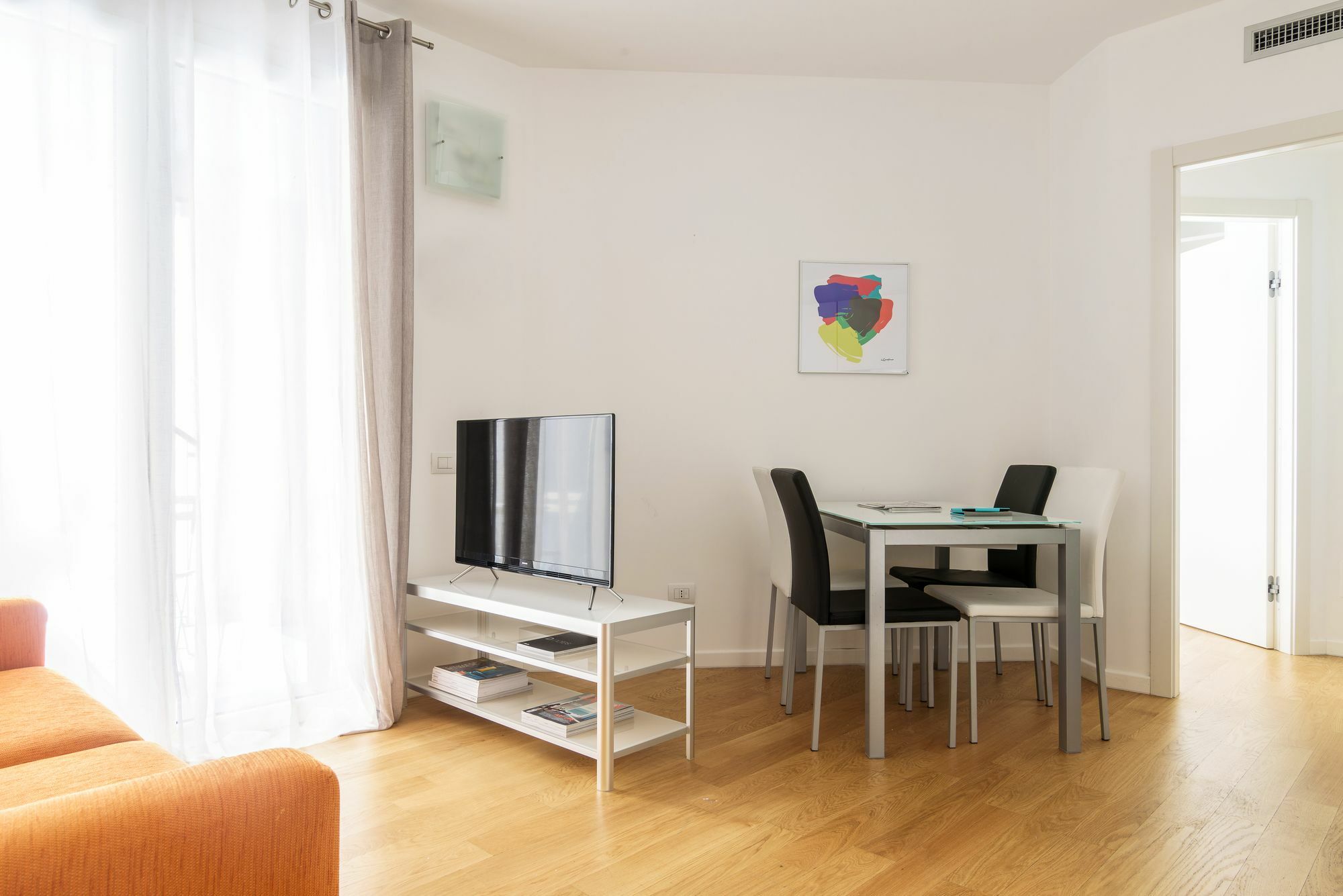 Joivy Sunny 1-Bed Flat With Balcony Lägenhet Milano Exteriör bild
