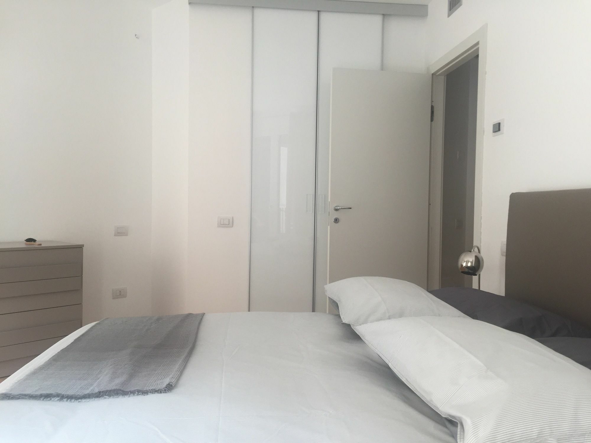 Joivy Sunny 1-Bed Flat With Balcony Lägenhet Milano Exteriör bild